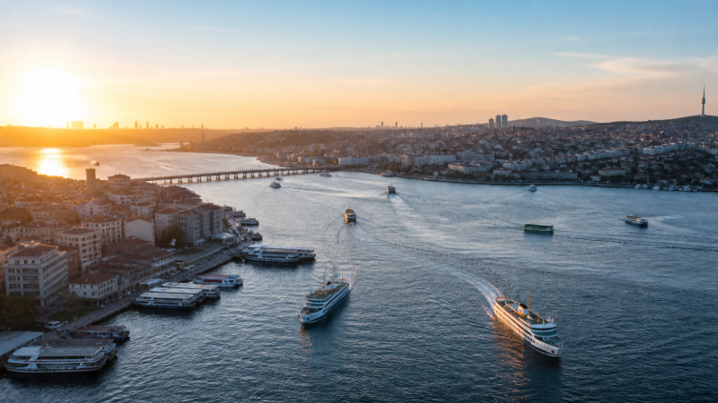 İstanbul Boğazı üzerinde sabah saatlerinde ilerleyen şehir hatları vapurları
