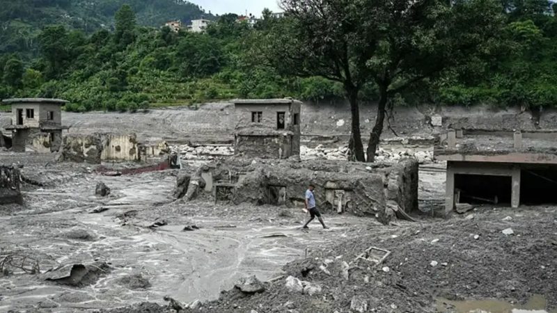 Okul müdürü 900 öğrenciyi saniyelerle sel sularından kurtardı